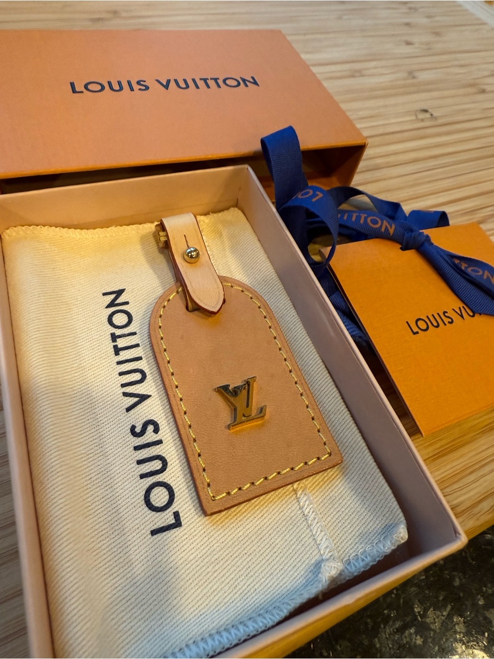 100% authentic Louis Vuitton small Leather Luggage Tag in Natural Vachetta